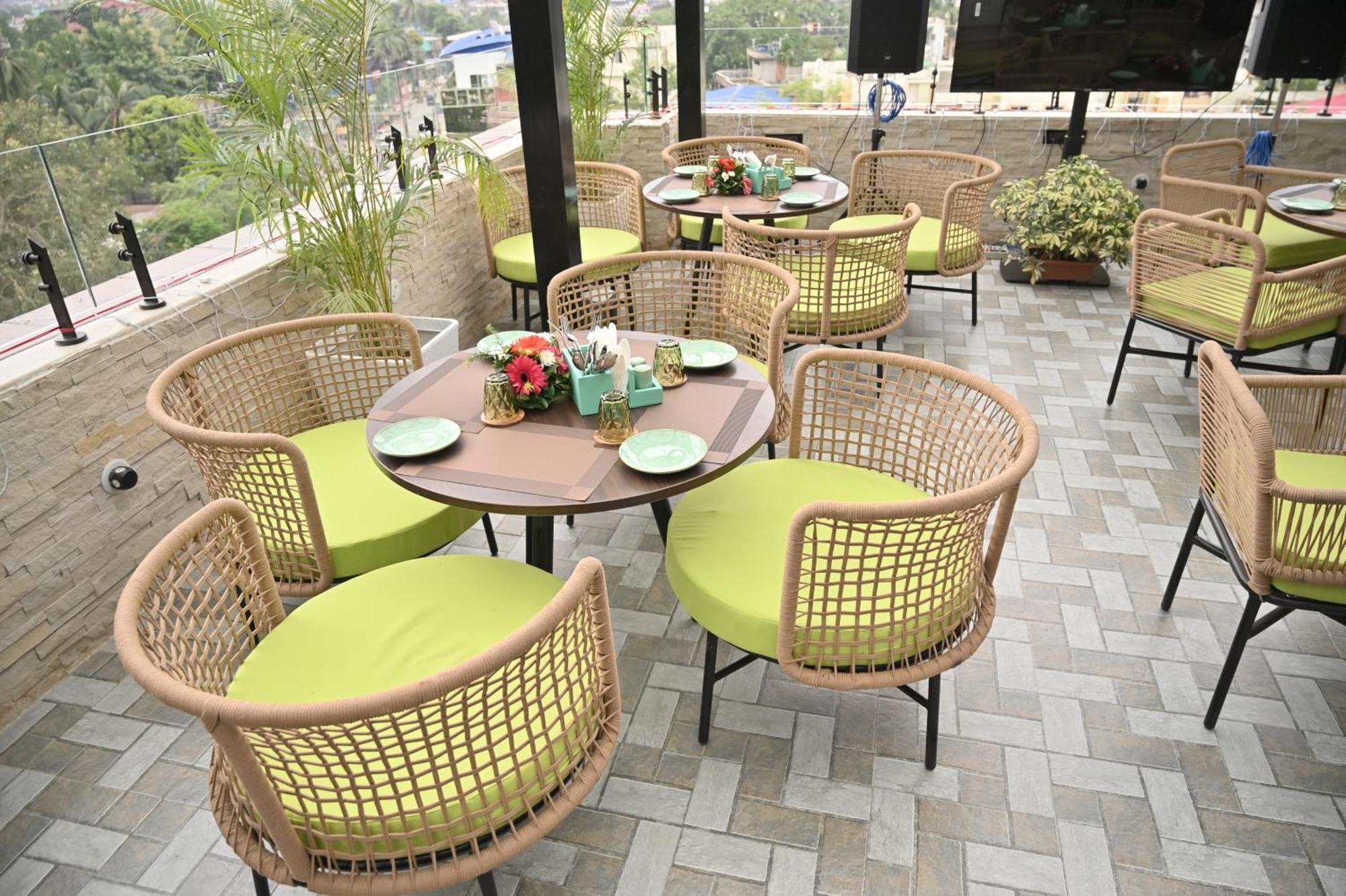Heavens Garden Empire Hotel Guwahati Bagian luar foto