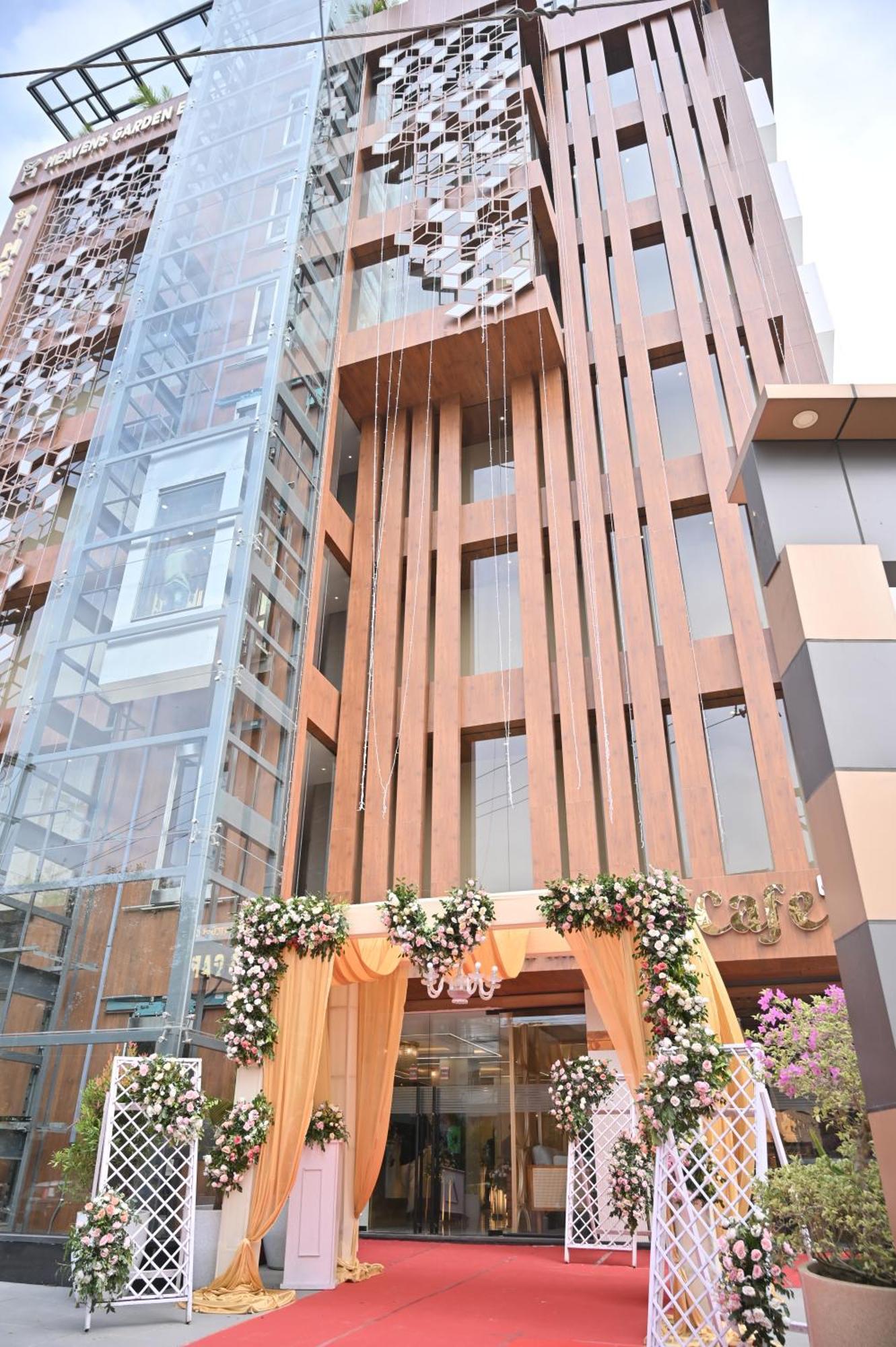 Heavens Garden Empire Hotel Guwahati Bagian luar foto